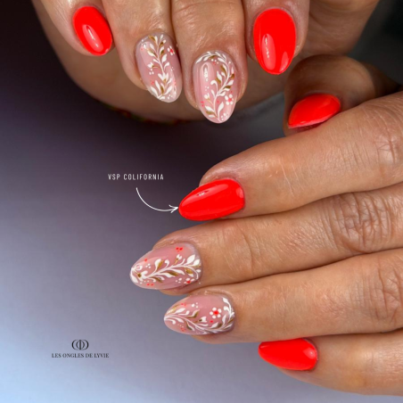 Pose d'ongles en amandes avec le vernis semi permanent Colifornia, néon corail orangé