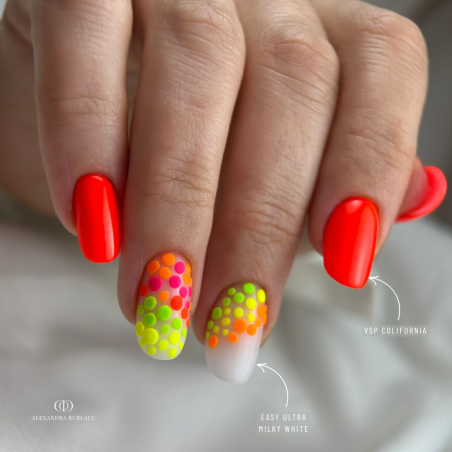 Pose d'ongles en amandes avec le vernis semi permanent Colifornia, néon corail orangé