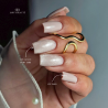 Pose d'ongles carrée avec le vernis semi permanent Sand, nude beige