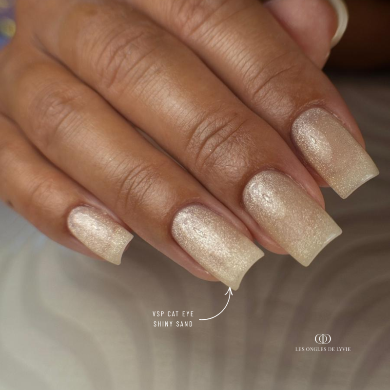 Pose d'ongles carrée avec le VSP Cat Eye Shiny Sand nude beige
