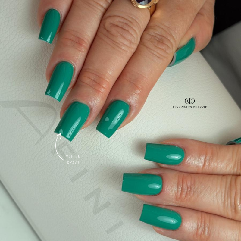 Pose carrée avec le vernis semi permanent Go Crazy vert menthe