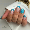 Pose d'ongles avec le vernis semi permanent Good Vibrations, bleu