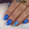 Pose d'ongles avec le vernis semi permanent Good Vibrations, bleu
