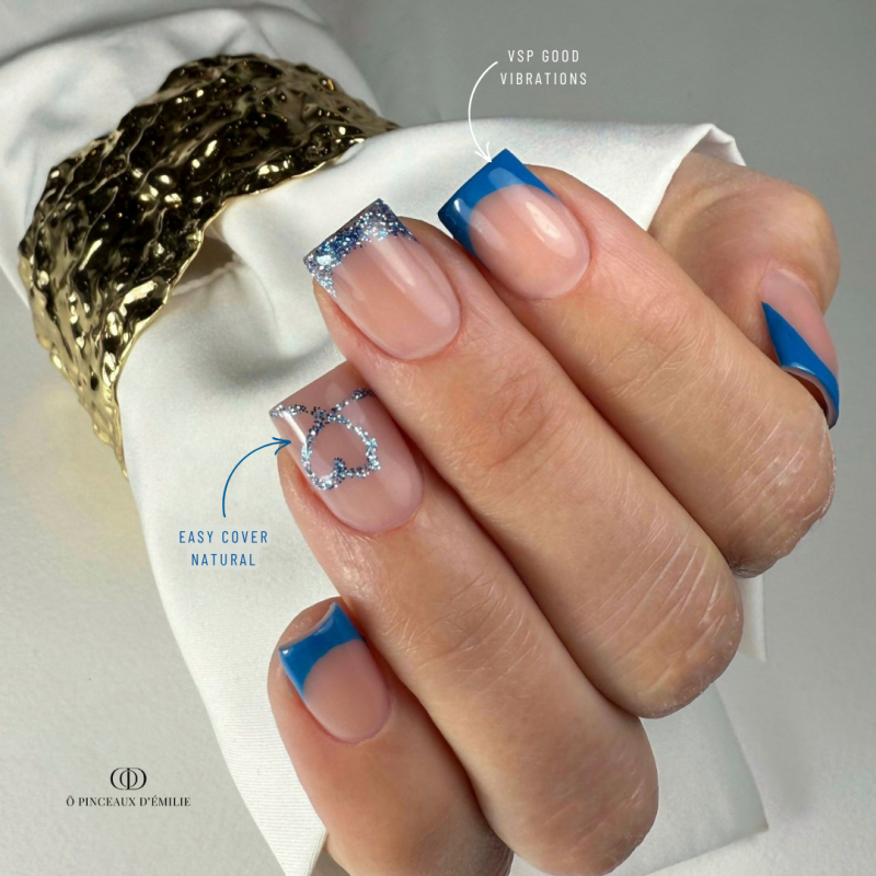 Pose d'ongles avec le vernis semi permanent Good Vibrations, bleu
