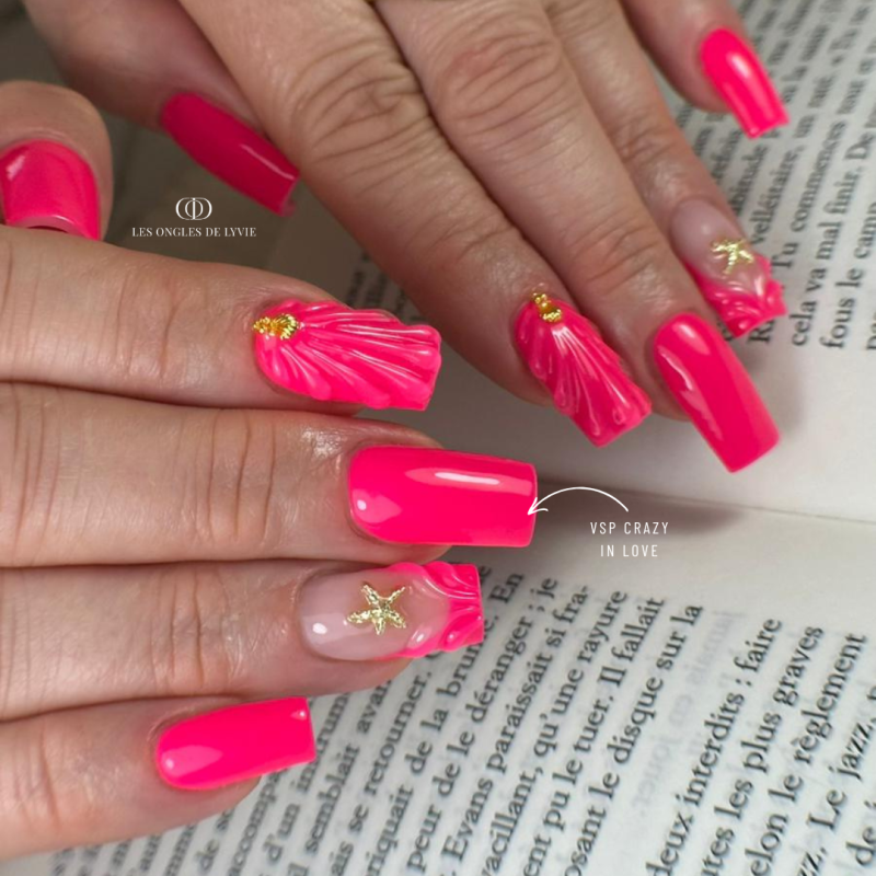 Pose d'ongles carrée avec le vernis semi permanent Crazy In Love, rose fuchsia néon