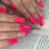 Pose d'ongles carrée avec le vernis semi permanent Crazy In Love, rose fuchsia néon