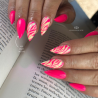 Pose d'ongles stilettos avec le vernis semi permanent Crazy In Love, rose fuchsia néon