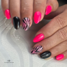 Pose d'ongles en amandes avec le vernis semi permanent Crazy In Love, rose fuchsia néon