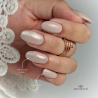 Pose en amandes avec le vernis semi permanent Cat Eye Glowy nude gris beige