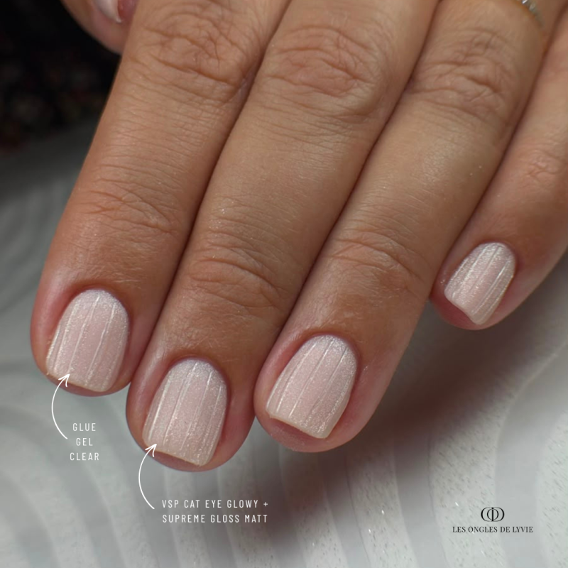 Pose carrée avec le vernis semi permanent Cat Eye Glowy nude gris beige