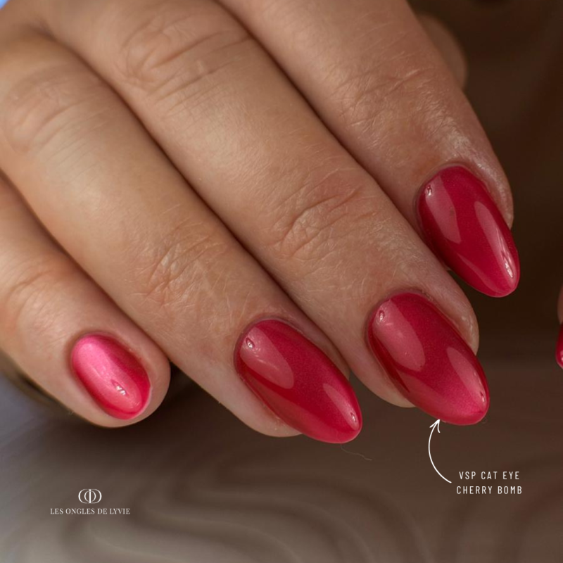 Pose d'ongles en amandes avec le vernis semi permanent Cat Eye Cherry Bomb, rouge rosé