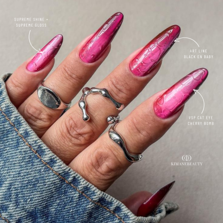 Pose d'ongles en amandes avec le vernis semi permanent Cat Eye Cherry Bomb, rouge rosé