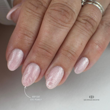 Pose en amandes avec le vernis semi permanent cat eye Pearly violine nude