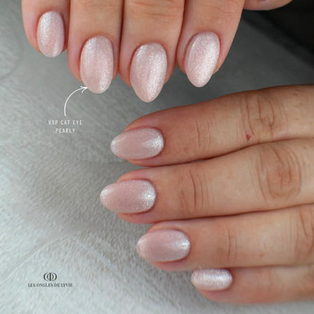Pose en amandes avec le vernis semi permanent cat eye Pearly violine nude