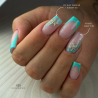 Pose en amandes avec le vernis semi permanent Blue Hawaiian bleu pastel