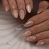 Pose d'ongles en amandes avec le VSP Cat Eye Highlighter nude beige rosé