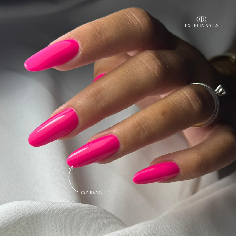 Pose d'ongles en amandes avec le vernis semi permanent Mamacita, rose néon