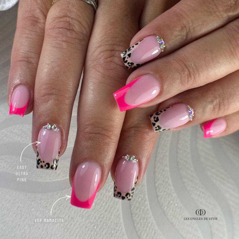Pose d'ongles carrée avec le vernis semi permanent Mamacita, rose néon