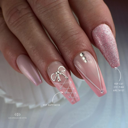 Pose d'ongles coffin avec le vernis semi permanent Happiness, rose pastel