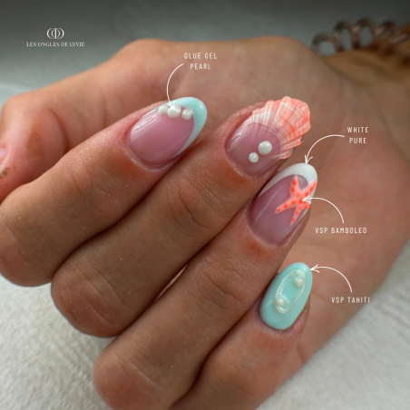 Pose d'ongles avec le vernis semi permanent Tahiti, vert turquoise pastel