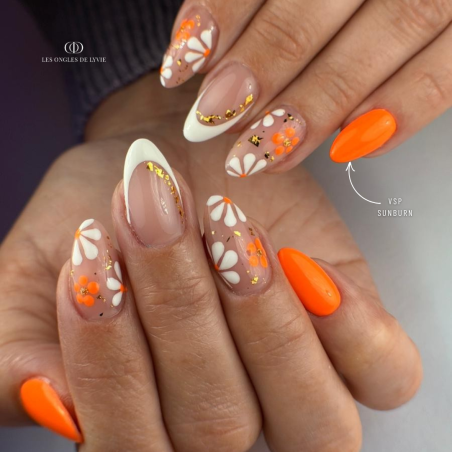 Pose d'ongles en amandes avec le vernis semi permanent Sunburn, orange néon