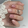 Pose d'ongles avec le vernis semi permanent Night Fever, grenat