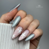 Pose d'ongles en amandes avec le vernis semi permanent Cat Eye Cloud Caress, bleu pastel
