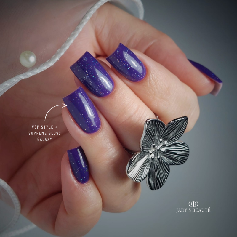 Pose d'ongles carrés avec le vernis semi permanent Style, violet