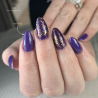 Pose d'ongles en amandes avec le vernis semi permanent Style, violet