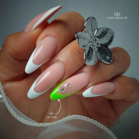 Pose d'ongles avec le vernis semi permanent Calypso, vert néon intense