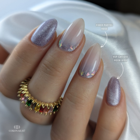 Pose d'ongles en amandes avec le vernis semi permanent Cat Eye To The Moon, violet pastel