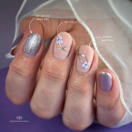 Pose d'ongles ovales avec le vernis semi permanent Cat Eye To The Moon, violet pastel