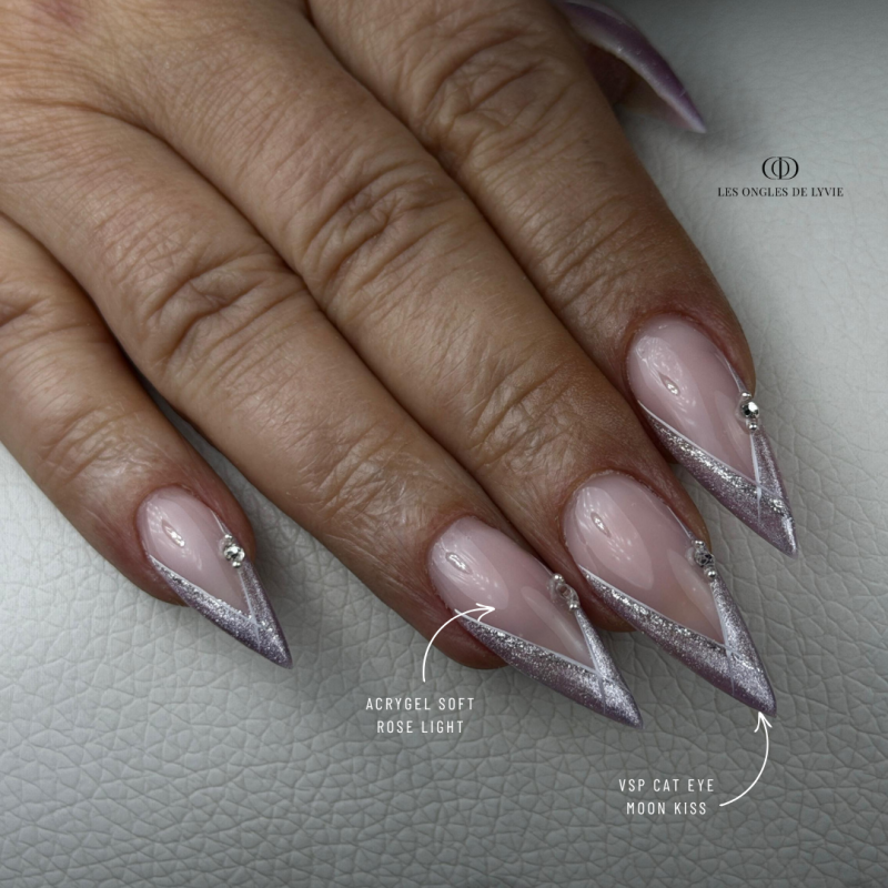 Pose d'ongles stilettos avec le vernis semi permanent Cat Eye To The Moon, violet pastel