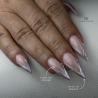 Pose d'ongles stilettos avec le vernis semi permanent Cat Eye To The Moon, violet pastel