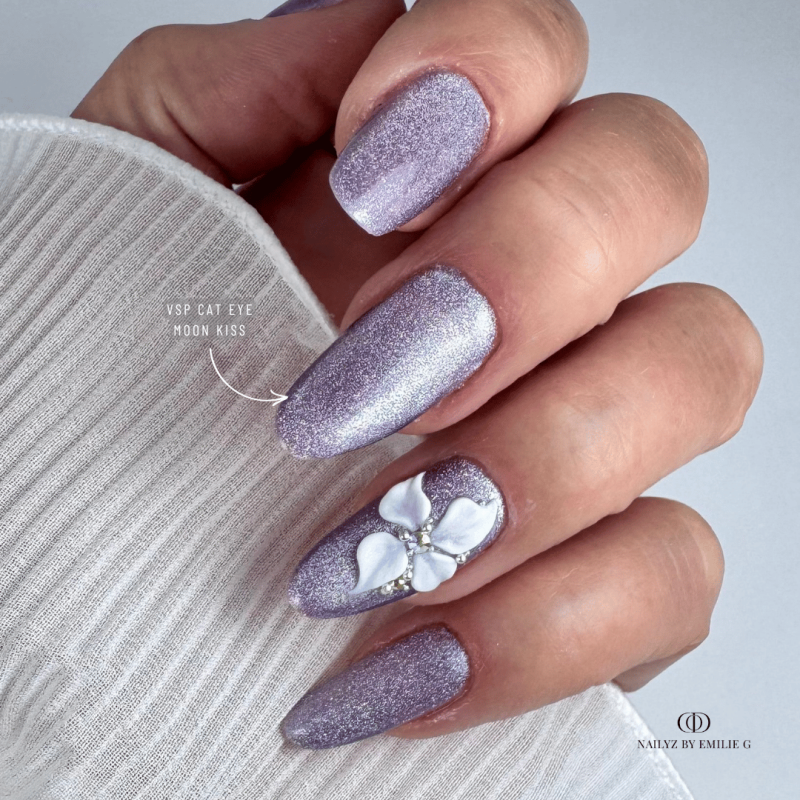 Pose d'ongles en amandes avec le vernis semi permanent Cat Eye To The Moon, violet pastel