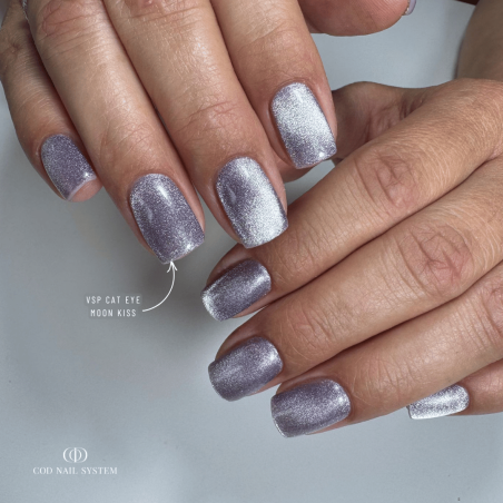 Pose d'ongles carrée avec le vernis semi permanent Cat Eye To The Moon, violet pastel