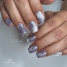 Pose d'ongles carrée avec le vernis semi permanent Cat Eye To The Moon, violet pastel