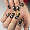 Pose d'ongles ovales avec le vernis semi permanent Cat  Eye Forest Mist, marron noir aux reflets dorés