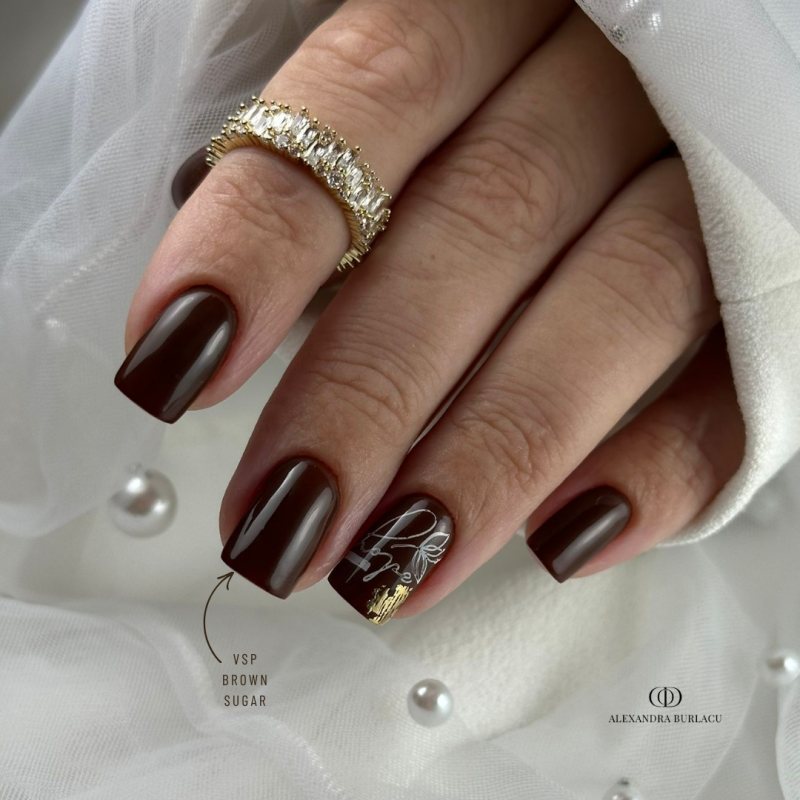Pose d'ongles carrée avec le vernis semi permanent Brown Sugar, marron chaud
