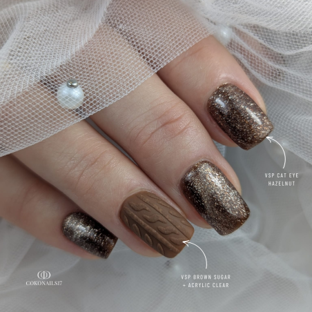 Pose d'ongles carrée avec le vernis semi permanent Brown Sugar, marron chaud