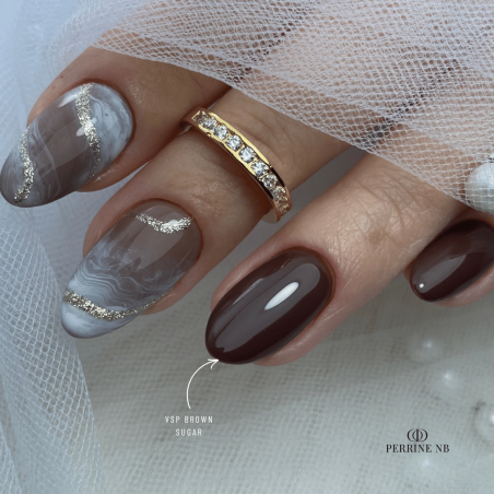 Pose d'ongles ovale avec le vernis semi permanent Brown Sugar, marron chaud