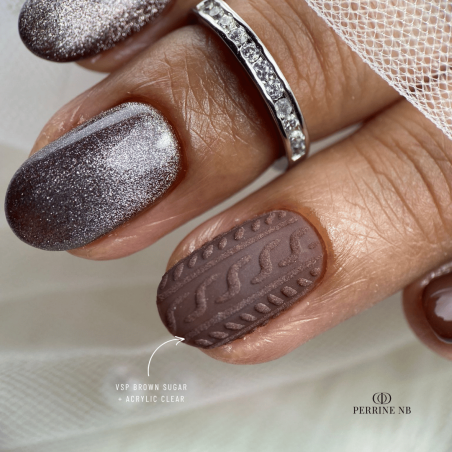 Pose d'ongles ovale avec le vernis semi permanent Brown Sugar, marron chaud