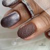 Pose d'ongles ovale avec le vernis semi permanent Brown Sugar, marron chaud
