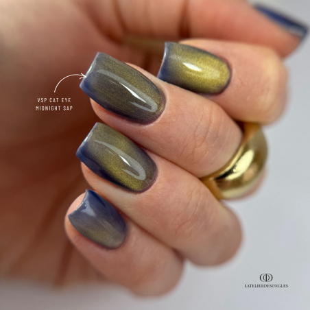 Pose d'ongles carrée avec le vernis semi permanent Cat Eye Midnight Sap, bleu gris aux reflets dorés