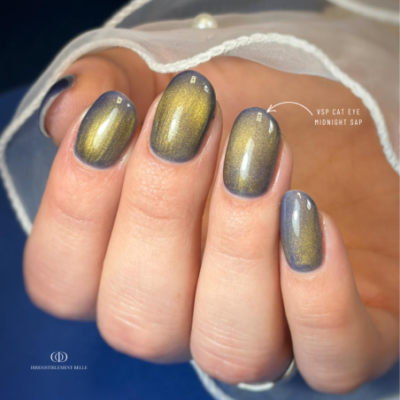 Pose d'ongles ovale avec le vernis semi permanent Cat Eye Midnight Sap, bleu gris aux reflets dorés