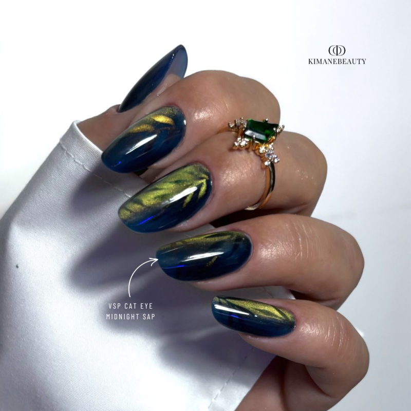 Pose d'ongles en amandes avec le vernis semi permanent Cat Eye Midnight Sap, bleu gris aux reflets dorés