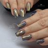 Pose d'ongles carrée avec le vernis semi permanent Cat Eye Midnight Sap, bleu gris aux reflets dorés