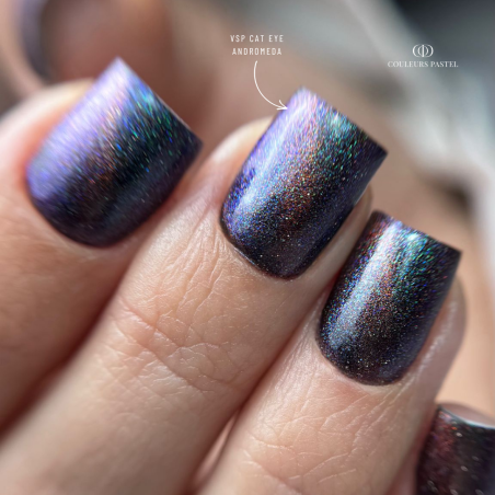 Pose d'ongles carrée avec le vernis semi permanent Cat Eye Andromeda