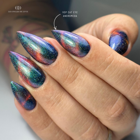 Pose d'ongles stilettos avec le vernis semi permanent Cat Eye Andromeda