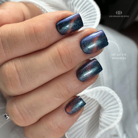 Pose d'ongles carrée avec le vernis semi permanent Cat Eye Andromeda